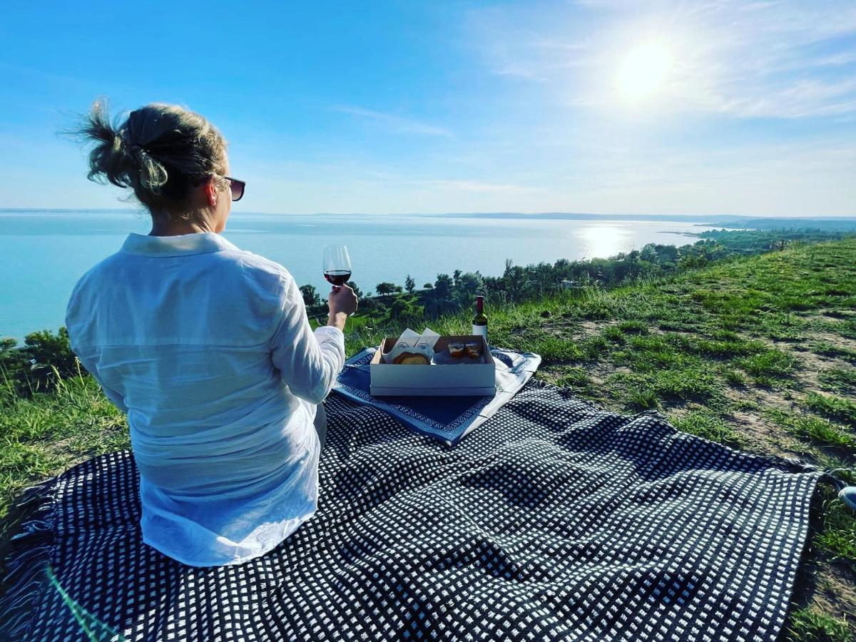 100 Eves Haz Villa Balatonakarattya Exteriör bild